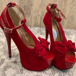 Red bow platform heels